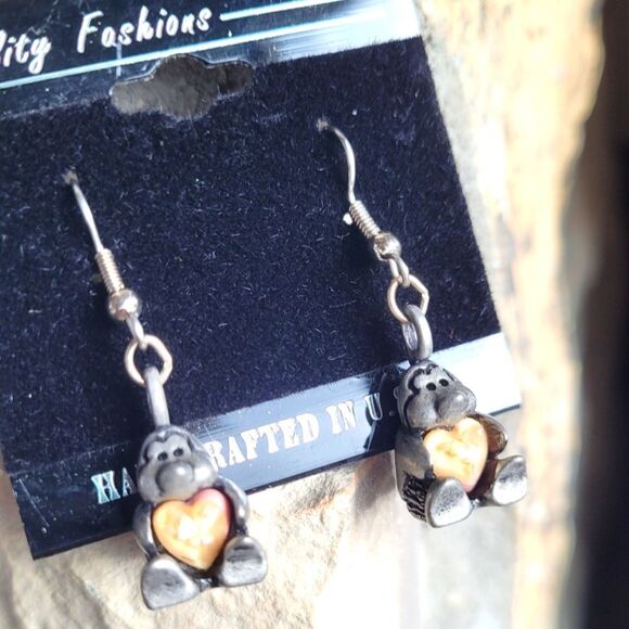 New! Penguin Holding Orange Stone Heart Dangle Earrings - Picture 1 of 3